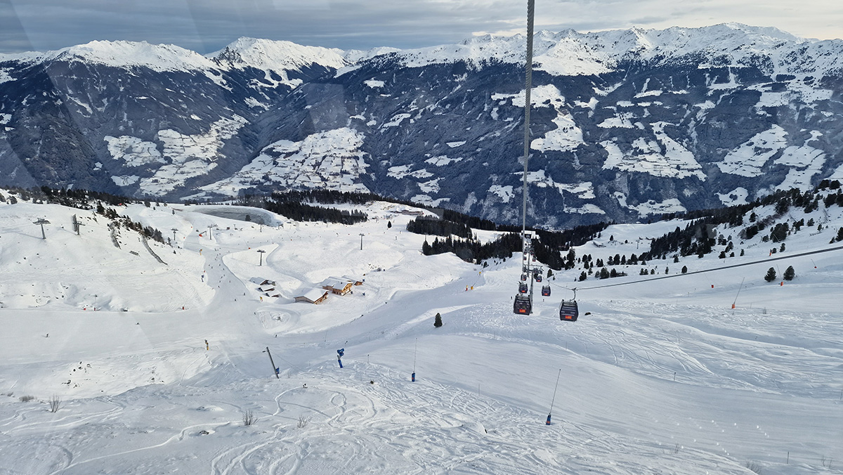 Uitzicht vanuit de gondel in Hochzillertal